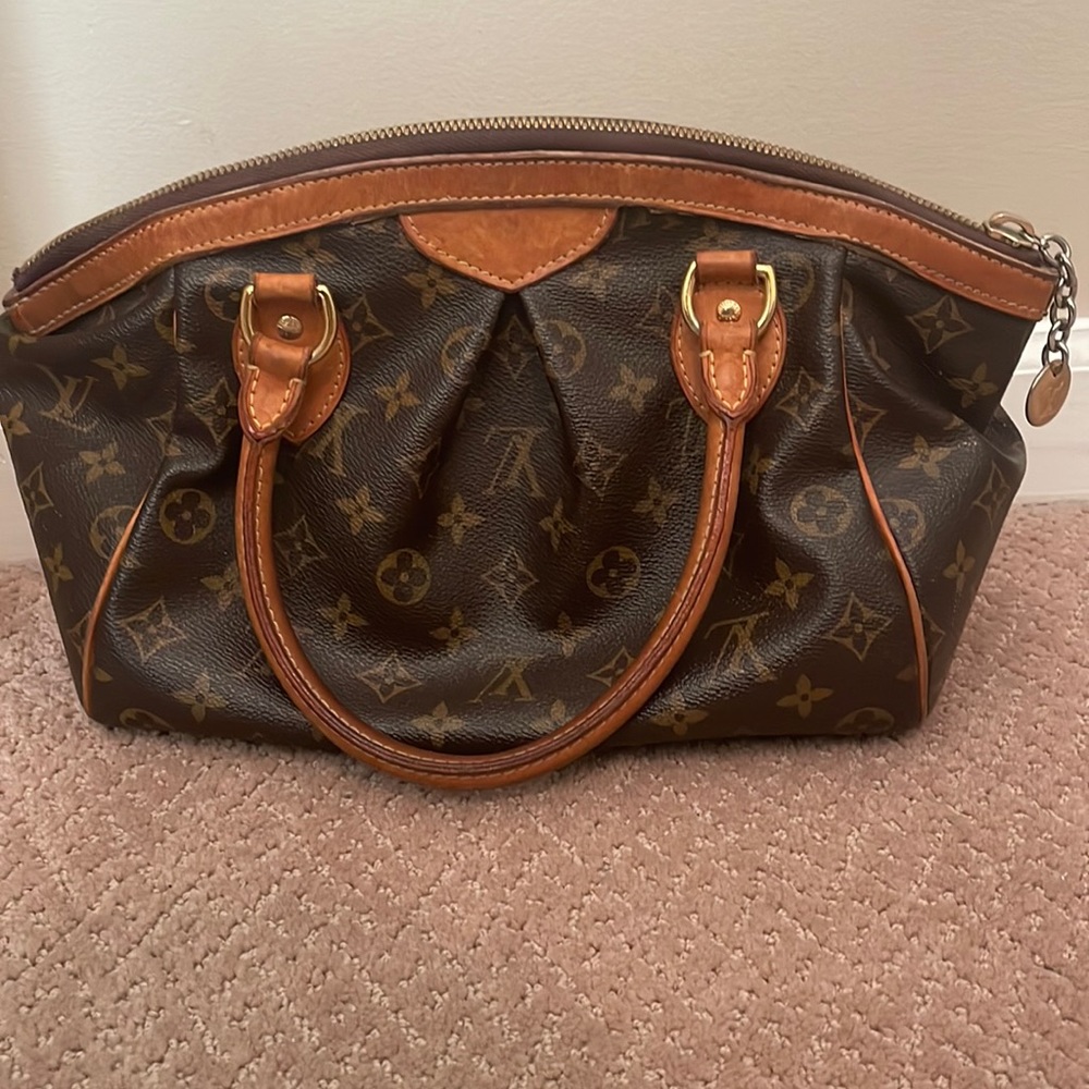 WOMENS LOUIS VUITTON BAG. (worn)